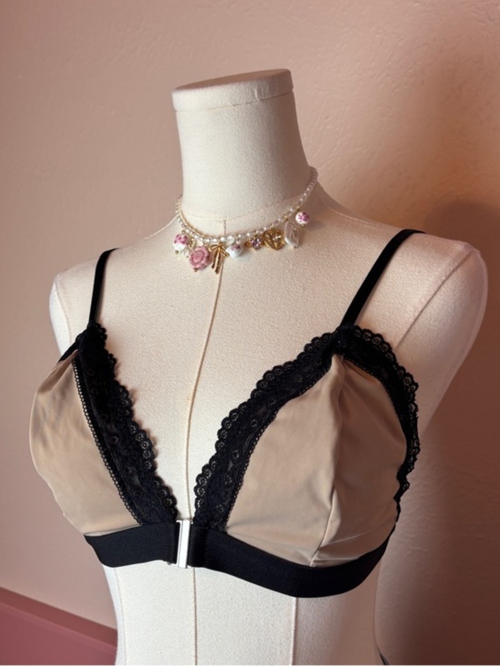 Women's coquette Black and cream lace bralette with adjustable straps sz medium